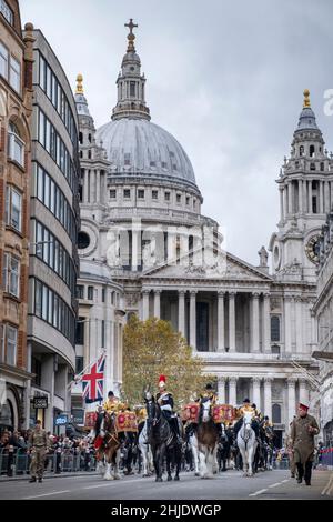 British Army soldiers - Blues & Royals, Household Cavalry Mounted Regiment, ceremonial uniform - official Queen's guards. St. Paul's cathedral behind. Stock Photo