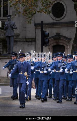 The Queen’s Colour Squadron of the Royal Air Force (RAF) outside the RAF central church - St. Clement Danes. Statue of Arthur 'Bomber' Harris, London Stock Photo