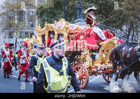 Lord Mayor of London in the official State Coach with City of London police and guards of the Company of Pikemen and Musketeers. Lord Mayors Show 2021 Stock Photo