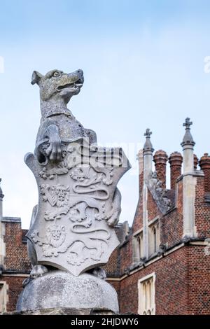 Hampton Court Palace. White Greyhound of Richmond (one of the Queen's Beasts); shield emblazoned with 3 lions - symbolic of the Tudors & of Henry VI Stock Photo