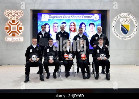 (220129) -- SARAJEVO, Jan. 29, 2022 (Xinhua) -- The Bosnian Olympic team for Beijing 2022 Olympic Winter Games pose for group photos during a press conference in Sarajevo, Bosnia and Herzegovina, on Jan. 28, 2022. A press conference was held on Friday in BiH's capital Sarajevo, at which the Olympic team that will represent BiH at the Beijing 2022 Winter Olympics was presented. The Bosnian Olympic team includes six athletes, namely Elvedina Muzaferija (alpine skiing), Emir Lokmic (alpine skiing), Strahinja Eric (cross-country skiing), Sanja Kusmuk (cross-country skiing), Mirza Nikolajev (sleddi Stock Photo