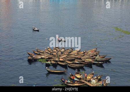 Dhaka, Bangladesh. 27th Jan, 2022. Boats are seen on the polluted Buriganga River in Dhaka. Water pollution in the Buriganga River has reached alarming levels. Millions of cubic meters of toxic waste from the tanneries and thousands of other industries, topped with a huge volume of untreated sewage from the Dhaka city. Credit: SOPA Images Limited/Alamy Live News Stock Photo