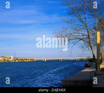 VISTA DEL RIO EBRO CON PUENTE AL FONDO. Location: Delta del Ebro. PROVINCIA. TARRAGONA. SPAIN. Stock Photo