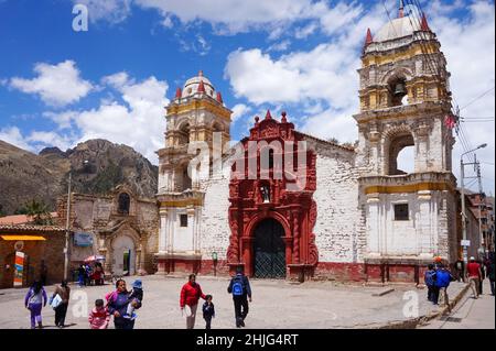 Plaza de Armas and the cathedral of Saint Anthony, the main Catholic temple in Huancavelica town, in the Andes of Peru. The temple was built in 17th c Stock Photo