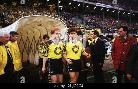 Bochum, Deutschland. 29th Jan, 2022. firo: April 4th, 1995 Fuvuball: Soccer: Archive photos UEFA Cup, semi-finals season 1994/1995. 94/95 Juventus Turin - BVB, Borussia Dortmund 2:2 Matthias Sammer, half figure, with, and, Andreas Mv?ller Credit: dpa/Alamy Live News Stock Photo