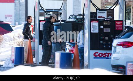 Toronto, Canada. 29th Jan, 2022. People fuel vehicles at a gas station in Toronto, Canada, on Jan. 29, 2022. The regular gas price in Toronto hit a record high to 1.529 Canadian dollars per liter on Saturday, according to local media. Credit: Zou Zheng/Xinhua/Alamy Live News Stock Photo