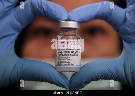 London, UK. 11th Dec, 2021. NHS vaccinator holds a vial containing the Covid-19 vaccine at a vaccination centre. NHS urges people who tested positive for Covid-19 in December and were unable to get a booster, to get the jab now. Credit: SOPA Images Limited/Alamy Live News Stock Photo