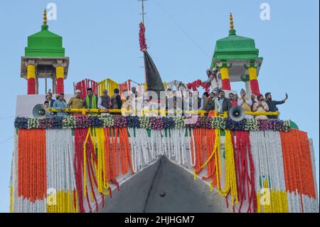ajmer india 29th jan 2022 annual urs commences with flag hoisting at buland darwaza in dargah ajmer 810th annual urs commences with flag hoisting at buland darwaza in dargah ajmer photo by shaukat ahmedpacific press credit pacific press media production corpalamy live news 2hjhgm7