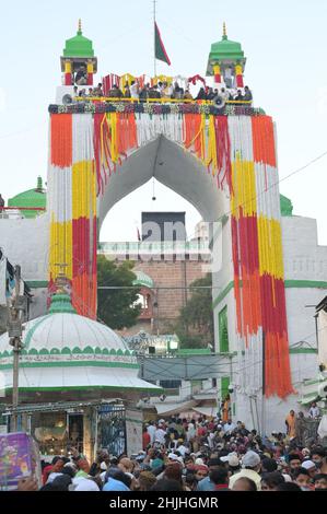 ajmer india 29th jan 2022 annual urs commences with flag hoisting at buland darwaza in dargah ajmer 810th annual urs commences with flag hoisting at buland darwaza in dargah ajmer photo by shaukat ahmedpacific press credit pacific press media production corpalamy live news 2hjhgmr