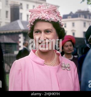File photo dated 01/06/1967 of Queen Elizabeth II at the garden party in the grounds of the Royal Hospital, Chelsea, London, to mark the 50th anniversary of women in active service, during the Second World War. Issue date: Sunday January 30, 2022. Stock Photo