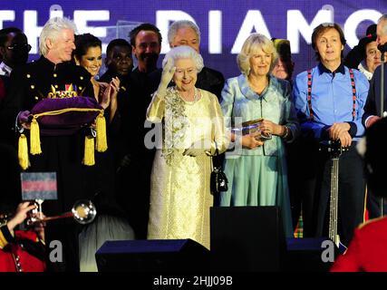 File photo dated 4/6/2012 of Queen Elizabeth II waving to the crowd while on stage outside Buckingham Palace during the Diamond Jubilee Concert. Issue date: Sunday January 30, 2022. Stock Photo