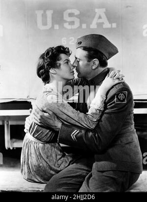 GARY COOPER and JOAN LESLIE in SERGEANT YORK (1941), directed by HOWARD HAWKS. Credit: WARNER BROTHERS / Album Stock Photo