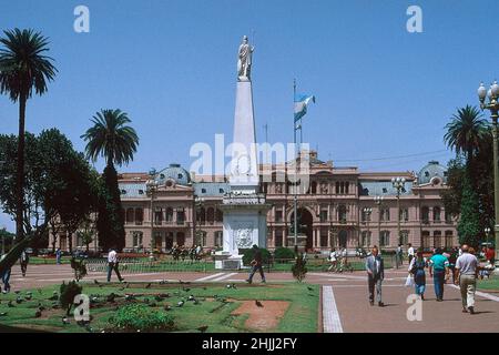 MONUMENTO A COLON EN LA PLAZA DE MAYO CON EL PALACIO ROSADO AL FONDO - 1921. Author: ARNALDO ZOCCHI. Location: EXTERIOR. BUENOS AIRES. CRISTOBAL COLON 1451/1506 / CRISTOBAL COLON. Stock Photo