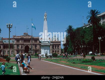 MONUMENTO A COLON EN LA PLAZA DE MAYO CON EL PALACIO ROSADO AL FONDO - 1921. Author: ARNALDO ZOCCHI. Location: EXTERIOR. BUENOS AIRES. CRISTOBAL COLON 1451/1506 / CRISTOBAL COLON. Stock Photo