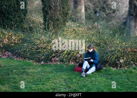 People enjoy the afternoon sunshine in Battersea Park, London. Picture date: Sunday January 30, 2022. Stock Photo