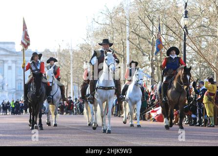 London, UK, January 30th 2022. The annual march down the Mall by the English Civil War Society  commemorating the execution of Kings Charles 1, on January 30th 1649. Crowds gathered to watch in the winter sunshine. Credit : Monica Wells/Alamy Live News Stock Photo