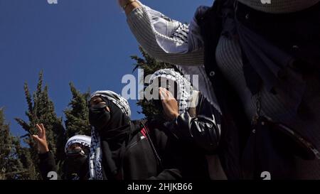 JERUSALEM, ISRAEL - JANUARY 30: Mask-clad Bedouin women wearing traditional Arabian headdress Keffiyeh shout slogans during a demonstration in front of the Israeli prime minister's office against Israel's land control in the Negev desert and to demand legalization of unrecognized Bedouin villages on January 30, 2022 in Jerusalem, Israel. Credit: Eddie Gerald/Alamy Live Stock Photo