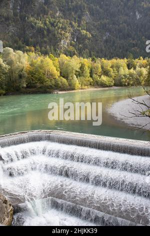 In wenigen Stufen fleißt das Wasser der Lech an diesem Wasserfall in die Schlucht Stock Photo