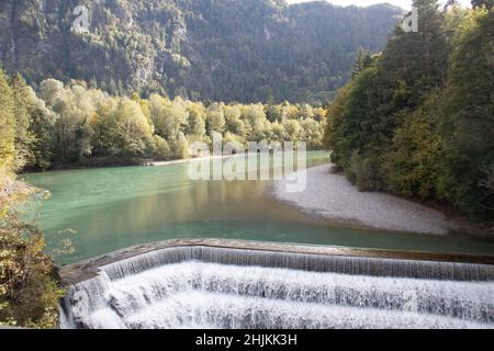 In wenigen Stufen fleißt das Wasser der Lech an diesem Wasserfall in die Schlucht Stock Photo