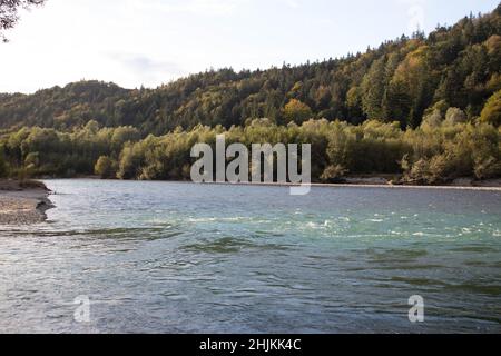 Blick vom Ufer des Lechs auf den Fluss Lech, der blau-grün leuchtet