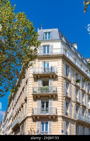 Paris, beautiful buildings in the 7th arrondissement, avenue de Breteuil, an upscale neighborhood Stock Photo