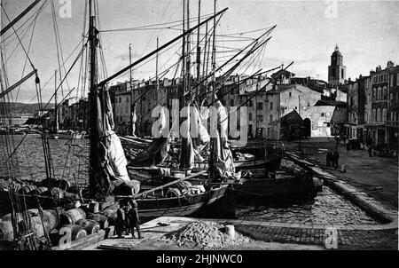 Vue du port de Saint Tropez (Saint-Tropez) dans le Var, France (view of st Tropez harbour) Carte postale ver 1910 Collection privee Stock Photo