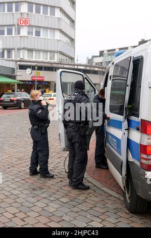 31 January 2022, Schleswig-Holstein, Neumünster: Police officers stand in front of the widely cordoned off train station. Following a bomb threat, Neumünster train station was closed on Monday morning. However, the closure was lifted after about three and a half hours. Photo: Jonas Walzberg/dpa Stock Photo