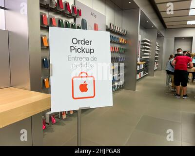 Apple store at The Florida Mall, Orlando, Central Florida, USA Stock Photo  - Alamy