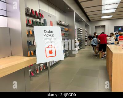 Apple store at The Florida Mall, Orlando, Central Florida, USA Stock Photo  - Alamy