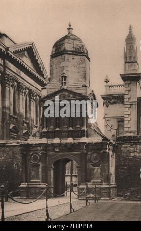 The Renaissance gate of honour at Caius is used when members of the college go to the Senate House for degrees. Cambridge (1923) Stock Photo