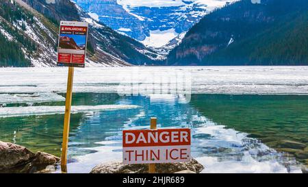 Am Lake Louise wird auf einem Warnschild auf dünnes, brüchiges Eis hingewiesen