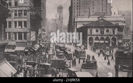 Where Broadway meets Sixth Avenue: ' Herald ' building in the Square. New York City (1923) Stock Photo
