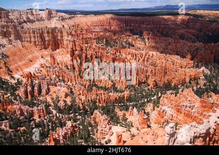 The Queen's Garden trail crossing the hoodoos of the Bryce Canyon National Park in Utah Stock Photo