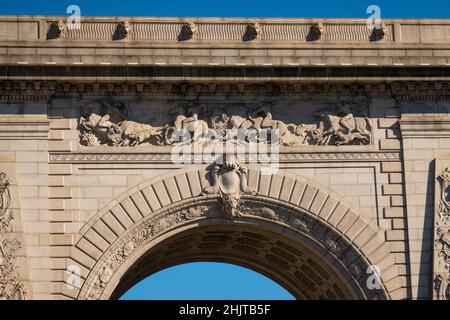 Beaux arts arch and colonnade at the entrance to the Manhattan Bridge in NYC Stock Photo