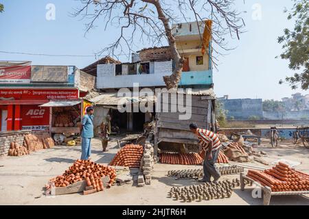 Roadside display of pottery and ceramics kiln and shop in a village approaching Varanasi (formerly Banaras or Benares), Uttar Pradesh, north India Stock Photo