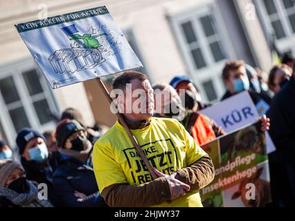 Schwerin, Germany. 28th Jan, 2022. Farmers protest in front of the state chancellery against the new draft of the state fertilizer ordinance and for effective protection of groundwater. They also criticize ever new bureaucratic regulations. Credit: Jens Büttner/dpa-Zentralbild/dpa/Alamy Live News