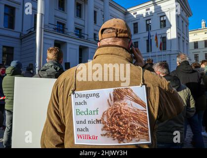 Schwerin, Germany. 28th Jan, 2022. Farmers protest in front of the state chancellery against the new draft of the state fertilizer ordinance and for effective protection of groundwater. They also criticize ever new bureaucratic regulations. Credit: Jens Büttner/dpa-Zentralbild/dpa/Alamy Live News