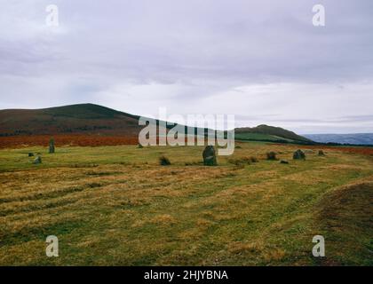 Mitchell's Fold Bronze Age stone circle, Shropshire, England, looking S with Cwm Mawr prehistoric axe factory on Corndon Hill, Powys, Wales, rear L. Stock Photo