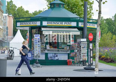 Zeitungskiosk, Königsallee, Düsseldorf, Nordrhein-Westfalen, Deutschland Stock Photo