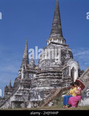Thailand. Phra Nakhon Si Ayutthaya. Tourist couple sitting by Wat Phra Si Sanphet. Stock Photo