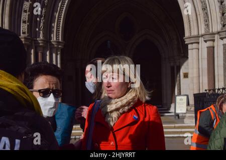 London, UK 1st February 2022. Activist Emma Smart, who was recently released from prison and was not part of this trial, lends her support at the Royal Courts of Justice. 19 Insulate Britain activists face trial for breaking the M25 injunction. Credit: Vuk Valcic / Alamy Live News Stock Photo