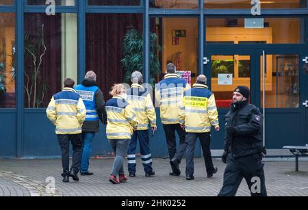 Hamburg, Germany. 01st Feb, 2022. Employees of the crisis intervention team go to the premises of the Otto Hahn School in the Jenfeld district. A youth armed with a firearm is said to have possibly gained access to the school. During the search of the entire premises with its seven buildings, no weapon was found for the time being, said a police spokeswoman. Credit: Daniel Bockwoldt/dpa/Alamy Live News Stock Photo