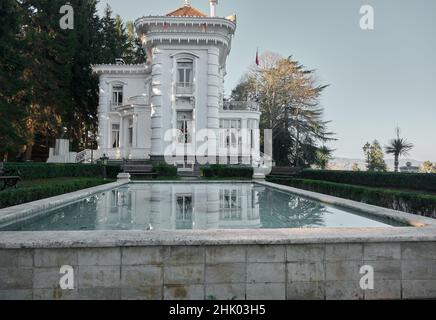 Mustafa Kemal Ataturk pavilion in trabzon. White building reflection on small pond of water. Stock Photo