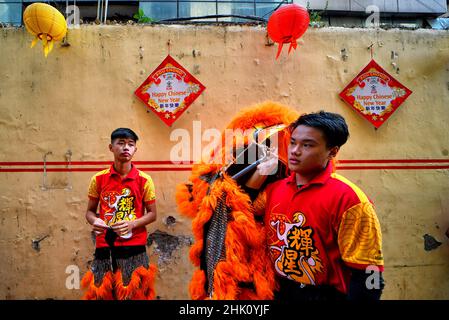 Kolkata, India. 01st Feb, 2022. A man dressed in a dragon costume seen during the Lunar New Year celebration.Lunar New Year falls on February 1, to welcome the year of Tiger and its celebrated by the Chinese around the world. (Photo by Avishek Das/SOPA Images/Sipa USA) Credit: Sipa USA/Alamy Live News Stock Photo