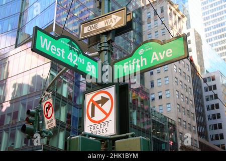 Green West 42nd Street and Fifth Avenue 5th Bryant Park traditional sign in Midtown Manhattan in New York City Stock Photo