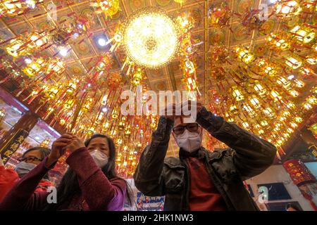 Los Angeles, California, USA. 1st Feb, 2022. People wearing face masks pray with incense at the Thien Hau Temple on the first day of the Chinese Lunar New Year, the Year of the Tiger on the Chinese zodiac, during the Coronavirus Pandemic. (Credit Image: © Ringo Chiu/ZUMA Press Wire) Stock Photo