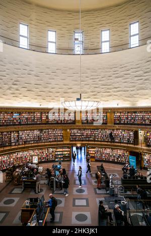 Sweden, Stockholm, City Library, circular interior by architect Erik Gunnar Asplund Stock Photo