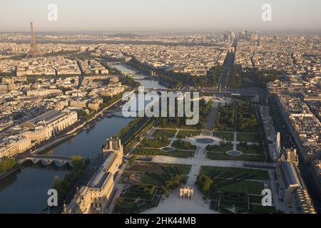 FRANCE. PARIS (75) AERIAL OVERVIEW FROM THE WEST OF THE CITY, AT FIRST PLAN (L to R), THE SEINE RIVER, THE BRIDGE, THE Arc du Carrousel SQUARE and the Stock Photo
