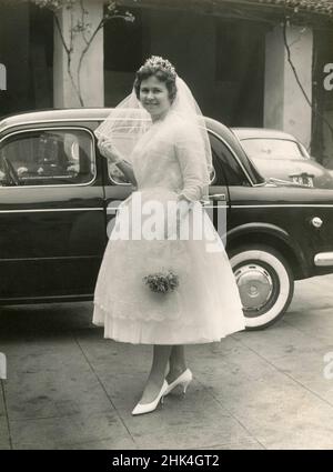 Wedding in Italy during the 1950s: The bride arrives to the church Stock Photo