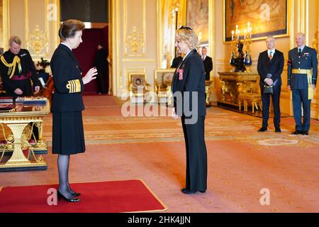 Coronation Street star Sally Dynevor, from Altrincham, is made an MBE (Member of the Order of the British Empire) by the Princess Royal at Windsor Castle. Picture date: Wednesday February 2, 2022. Stock Photo